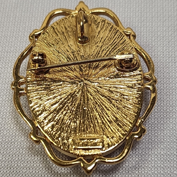 Crown Trifari Cameo Pendant or Brooch - Picture 6 of 8